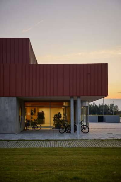 Schwimmträume entstehen hinter Stahlprofilen in Vesthimmerland, Svømmecenter Vesthimmerland, Løgstørvej 59, 9600 Aars, Dänemark